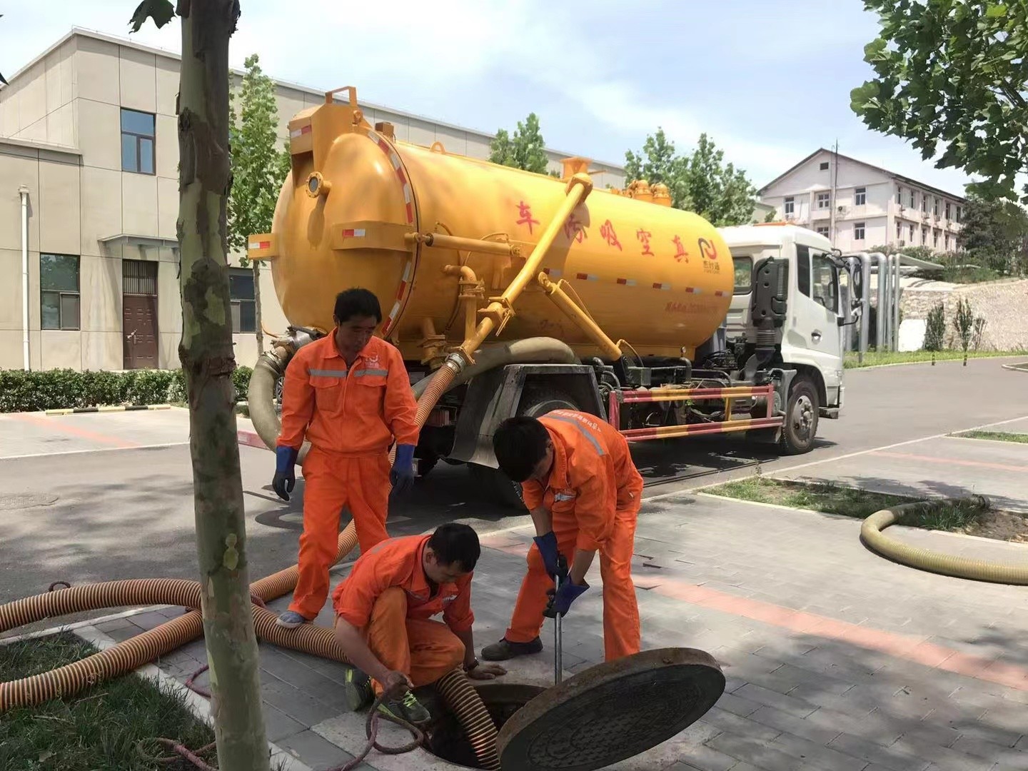 定结管道疏通车停在窨井附近