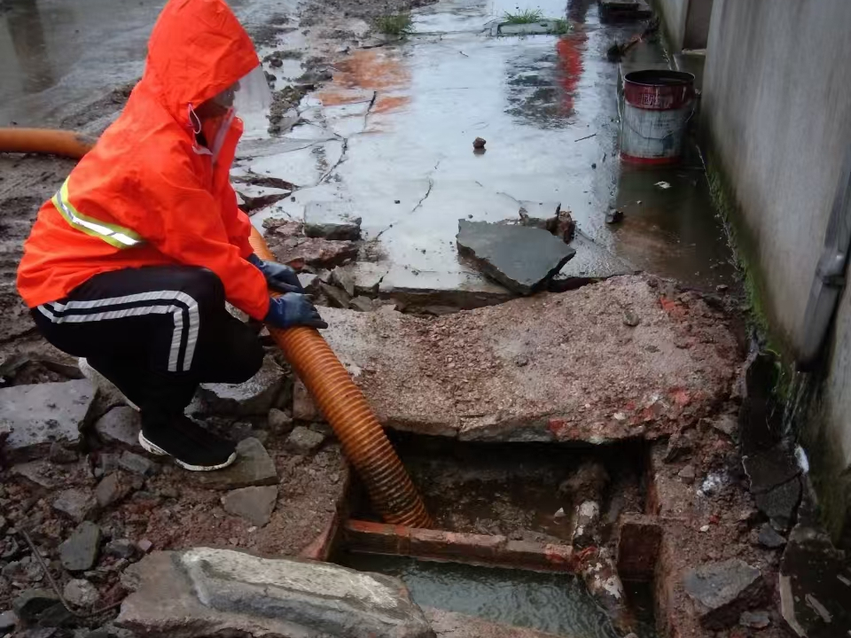 定结专业清理污水池 炜誉市政以规范流程守护城市 “肠道”