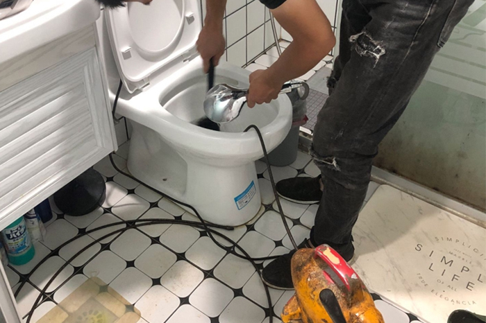 定结马桶堵塞自己疏通还是找师傅?专业上门服务让你省时更省心