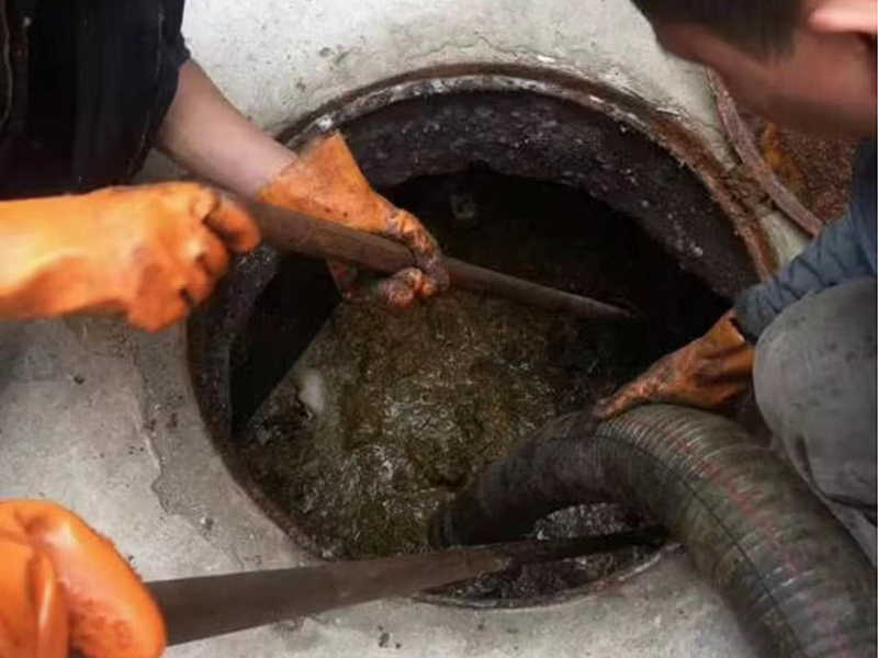 定结清理化粪池时如何避免沼气的危害?